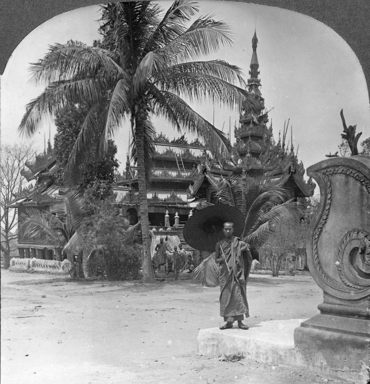 Buddhistkloster användes som prästhem och skola, Mandalay, Burma, 1908 av Stereo Travel Co