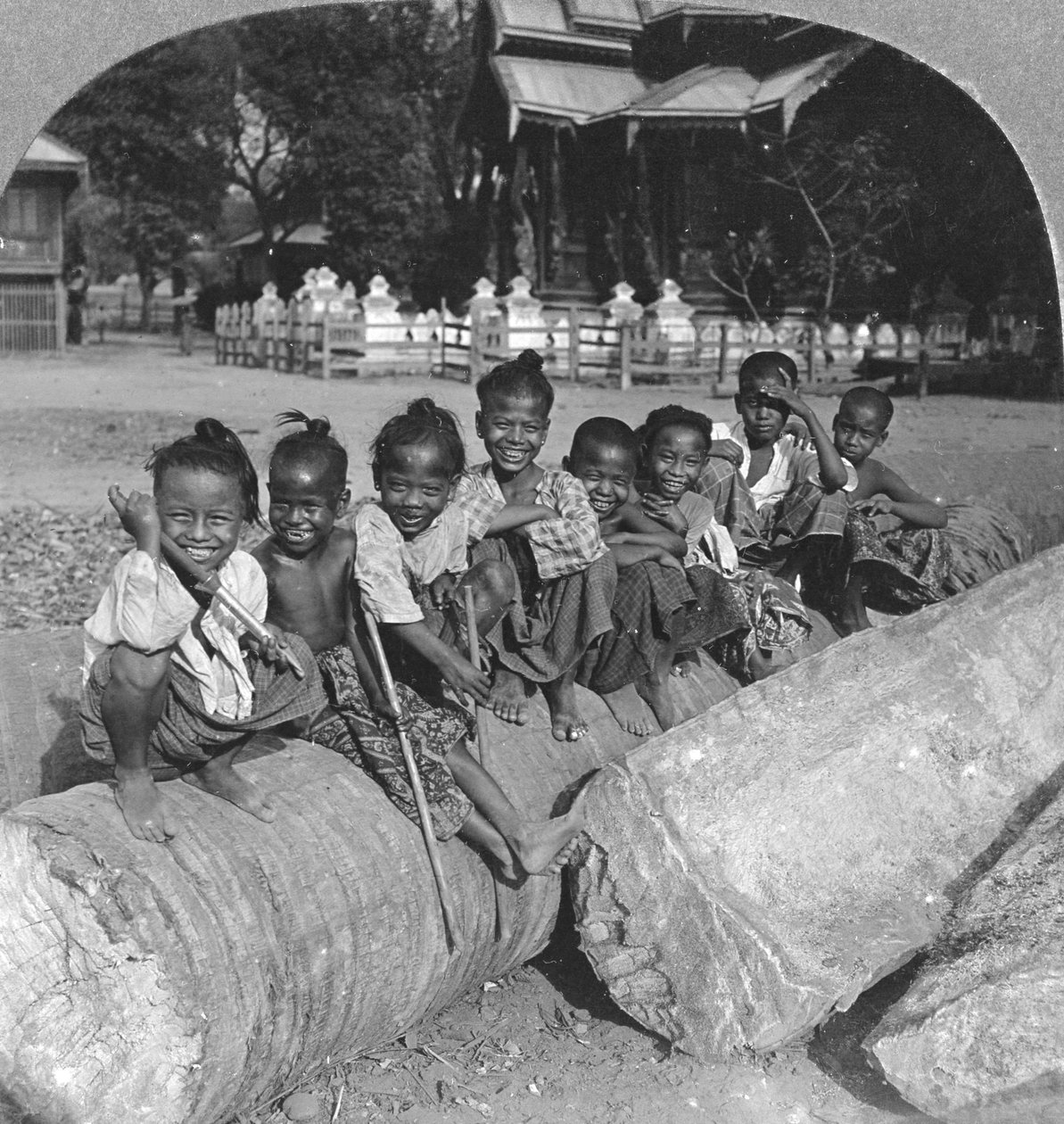 Burmesiska barn sitter på en palmstock, Burma, 1908 av Stereo Travel Co