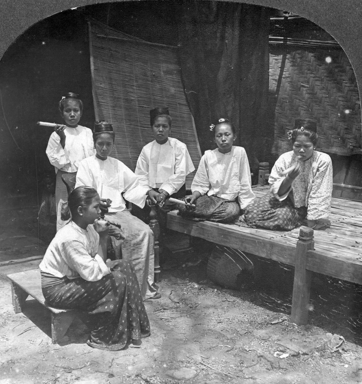 Burmesiska kvinnor som röker utanför sitt hem, Mandalay, Burma, 1908. av Stereo Travel Co