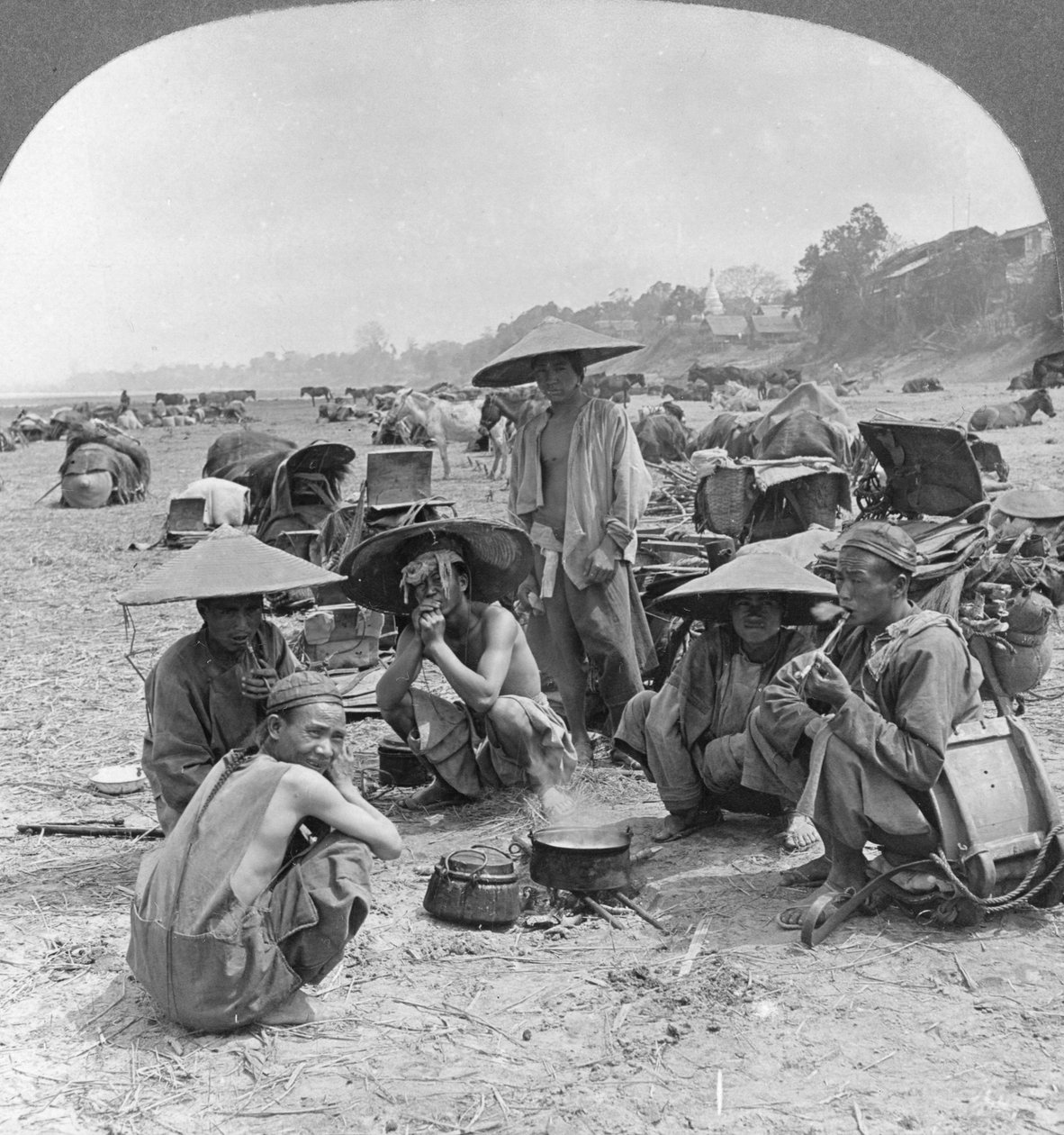 Husvagn på väg till Kina camping i Bhamo, Burma, 1908 av Stereo Travel Co