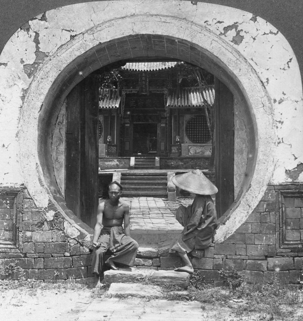Nyfiken port, ingång till ett josshus, Bhamo, Burma, 1908 av Stereo Travel Co