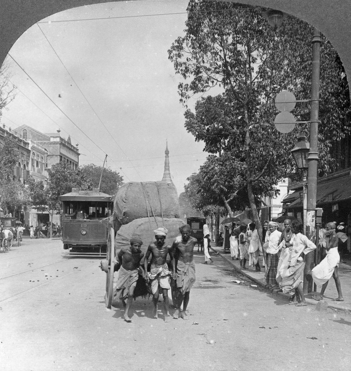Dalhousie Street, mest trafikerade i staden, Rangoon, Burma, 1908 av Stereo Travel Co