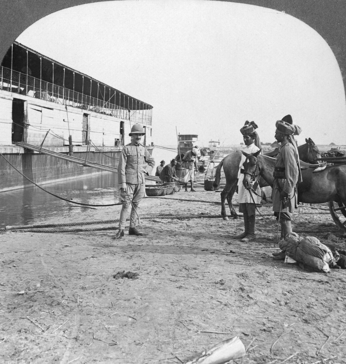 Engelsk officer och infödda soldater, Bhamo, Burma, 1908 av Stereo Travel Co