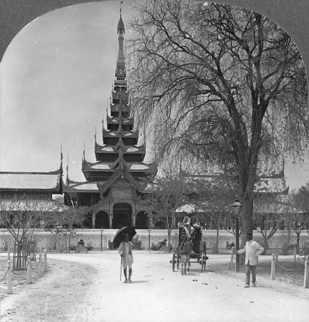 Framifrån av det kungliga palatset, Mandalay, Burma, 1908 av Stereo Travel Co