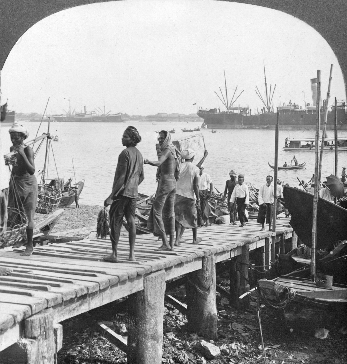 Landsteg på Irrawaddyfloden, Rangoon, Burma, 1908 av Stereo Travel Co