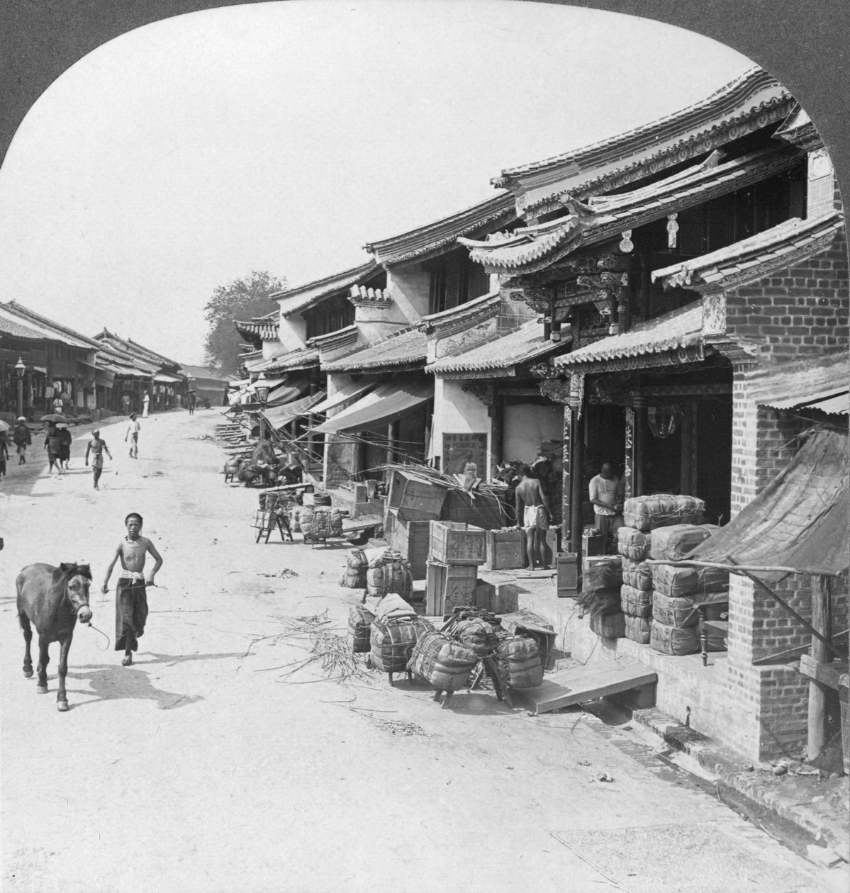 Huvudaffärsgatan i det kinesiska kvarteret, Bhamo, Burma, 1908 av Stereo Travel Co
