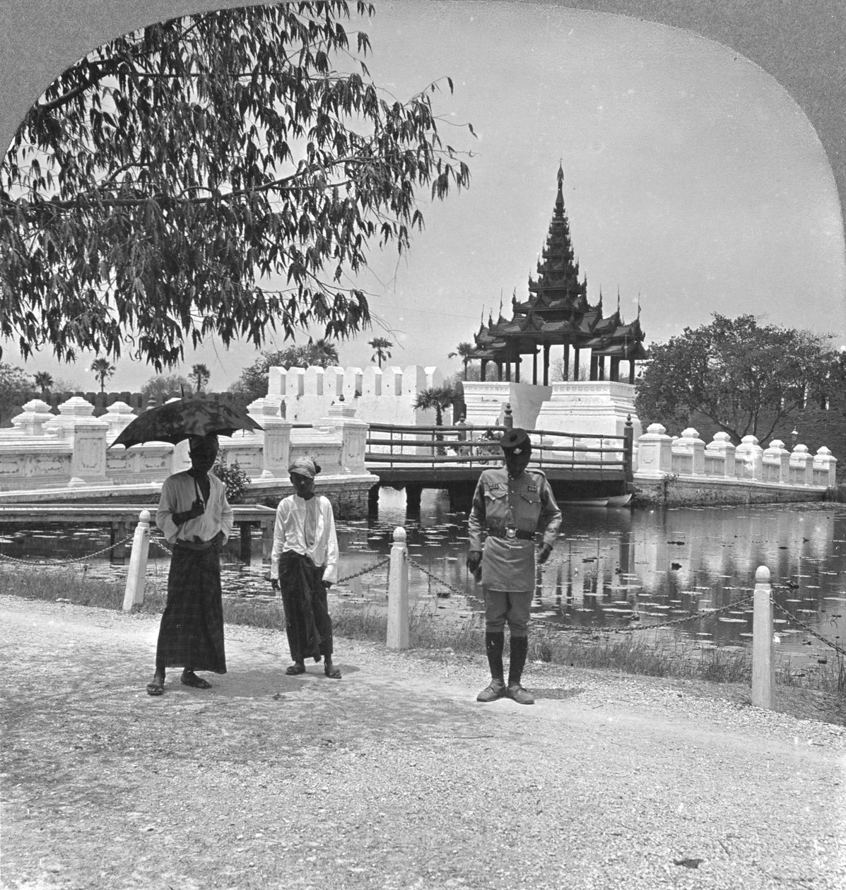Huvudentrén till Fort Dufferin och det kungliga palatset, Mandalay, Burma, 1908 av Stereo Travel Co