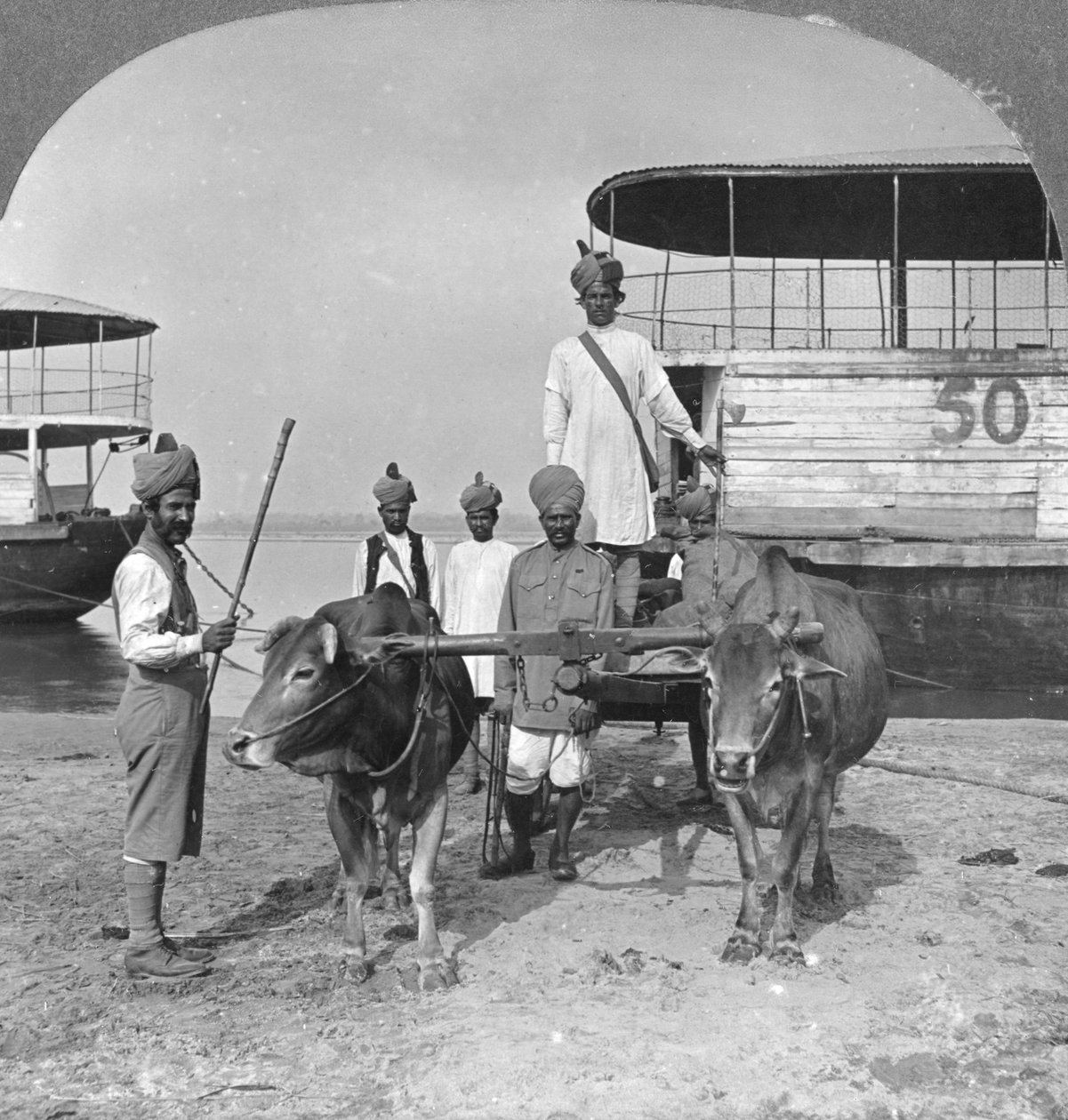Militär transportvagn med en eskort av indiska soldater, Burma, 1898. av Stereo Travel Co