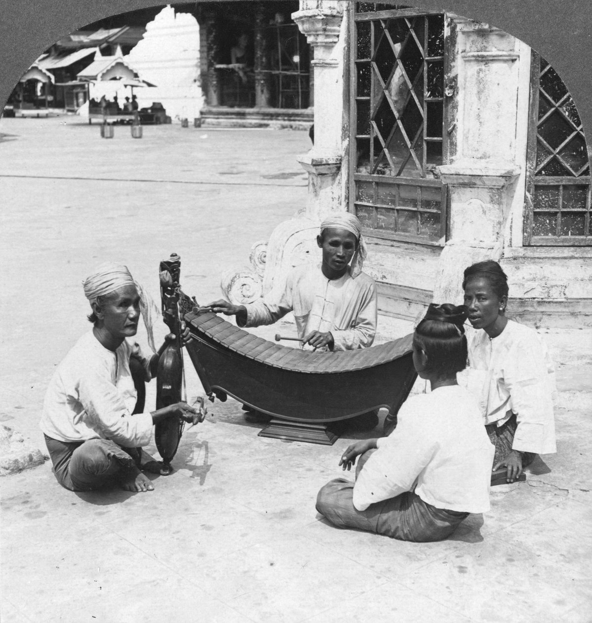 Musiker, Shwedagon Pagoda, Rangoon, Burma, 1908 av Stereo Travel Co