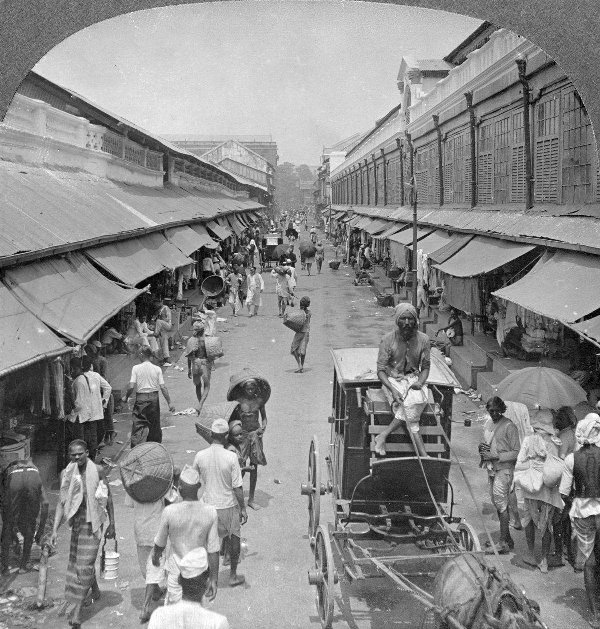 En av de främsta inhemska marknadsgatorna, Rangoon, Burma, 1908 av Stereo Travel Co