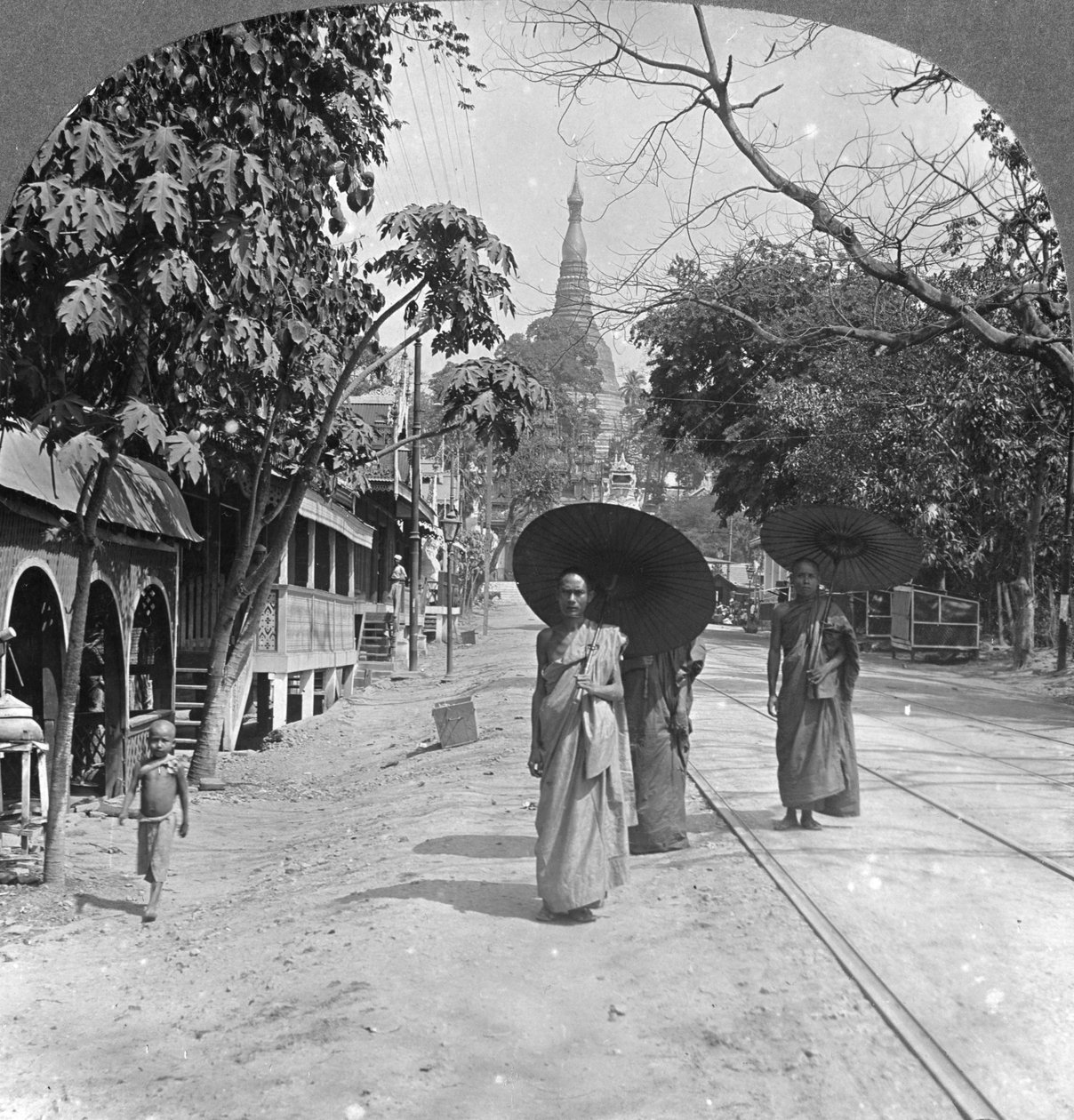 Pagoda Road till Shwedagon Pagoda, Rangoon, Burma, 1908 av Stereo Travel Co