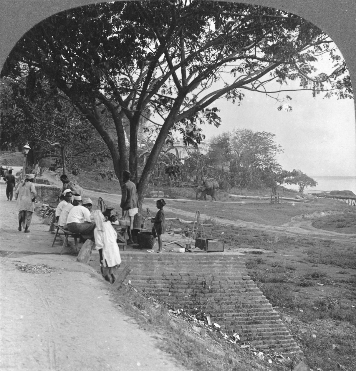 Flodfront och strand, Bhamo, Burma, 1908 av Stereo Travel Co