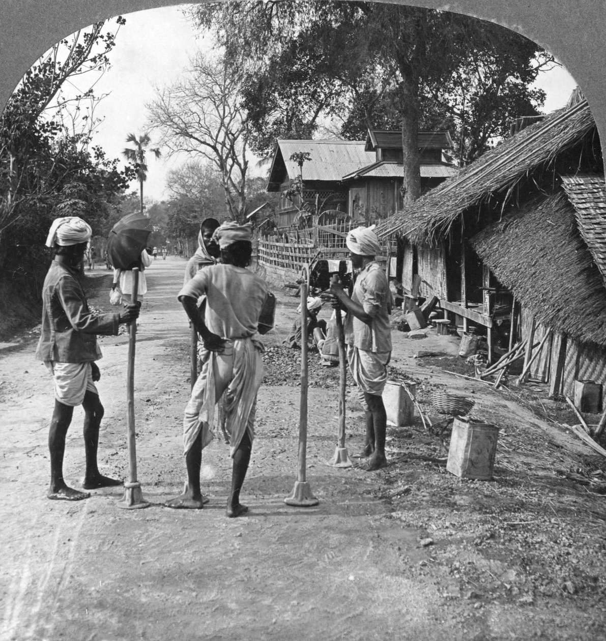 Väglagning, Bhamo, Burma, 1908 av Stereo Travel Co