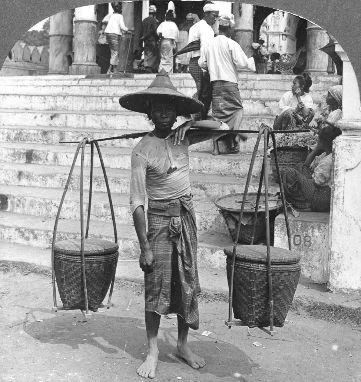 Den mycket använda bäraren i Burma, Rangoon, 1908 av Stereo Travel Co