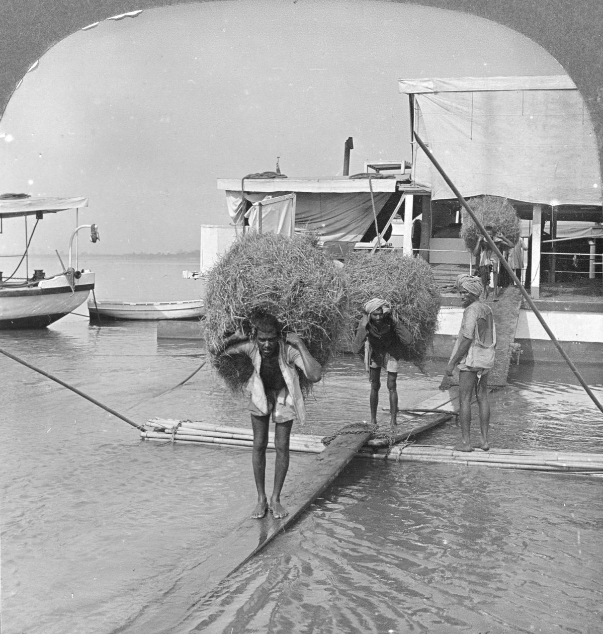 Lossar ett fartyg på Irrawaddy River, Burma, 1908 av Stereo Travel Co
