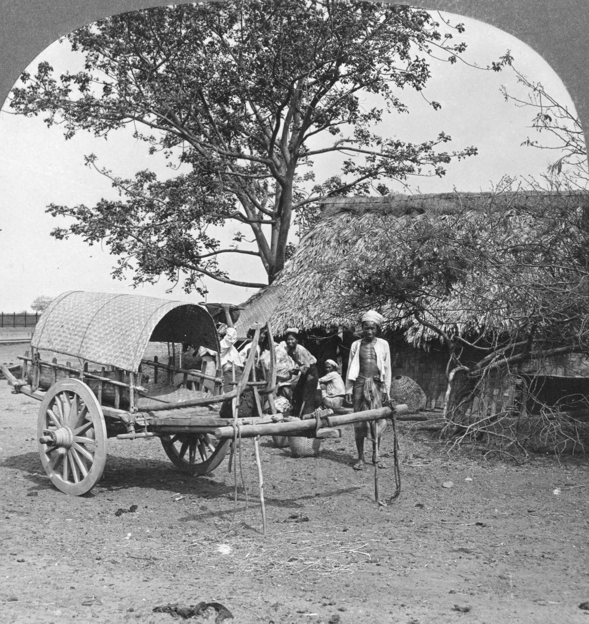 Byhus byggt av bambu och löv, Burma, 1908. av Stereo Travel Co