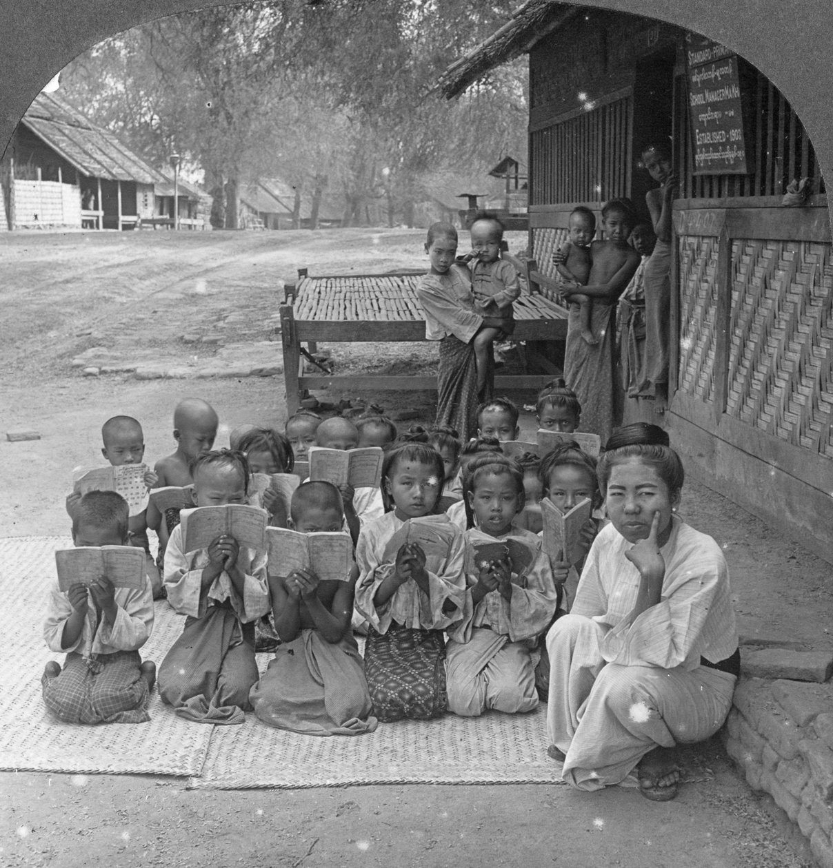 Byskola och lärare, Amarapura, Burma, 1908 av Stereo Travel Co