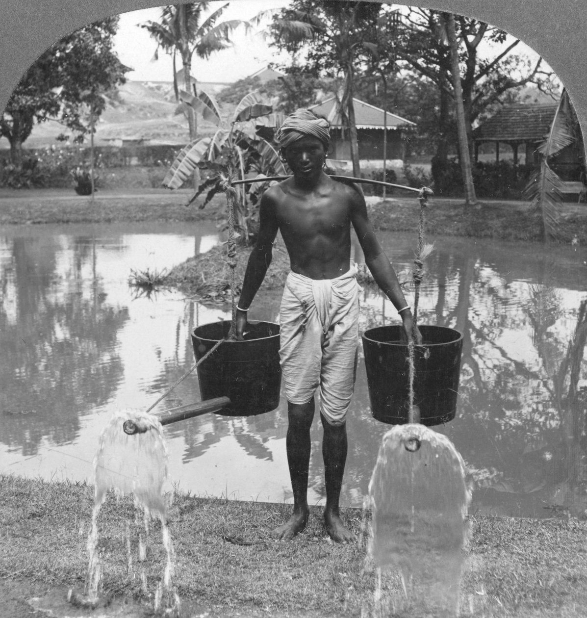 Vattenkanna som används för gatustänk, Burma, 1908 av Stereo Travel Co