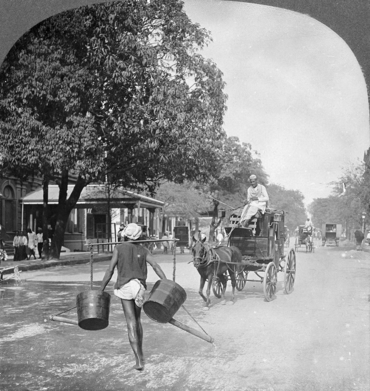 Att vattna gatorna i Rangoon, Burma, 1908 av Stereo Travel Co