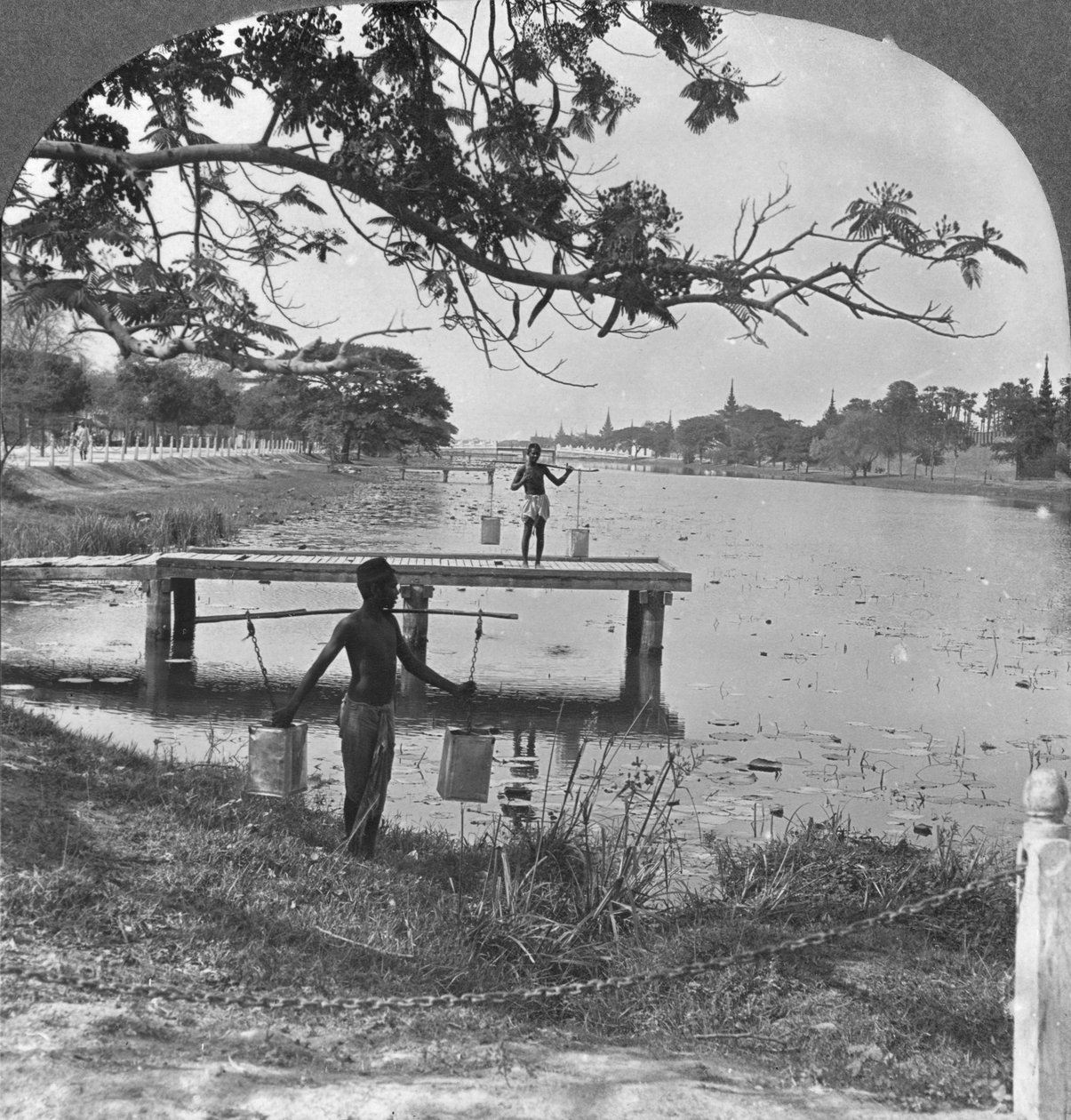 Västra sidan av fortet, som visar vallgraven, Mandalay, Burma, 1908 av Stereo Travel Co