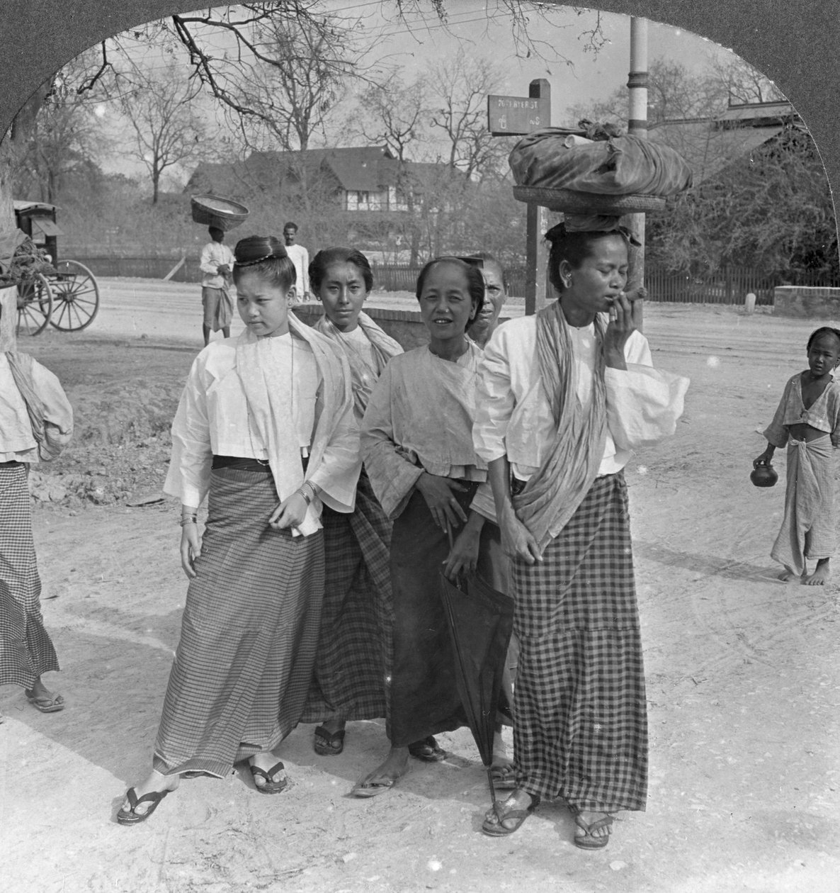Kvinna och tjänare på väg till en marknad, Mandalay, Burma, 1908 av Stereo Travel Co