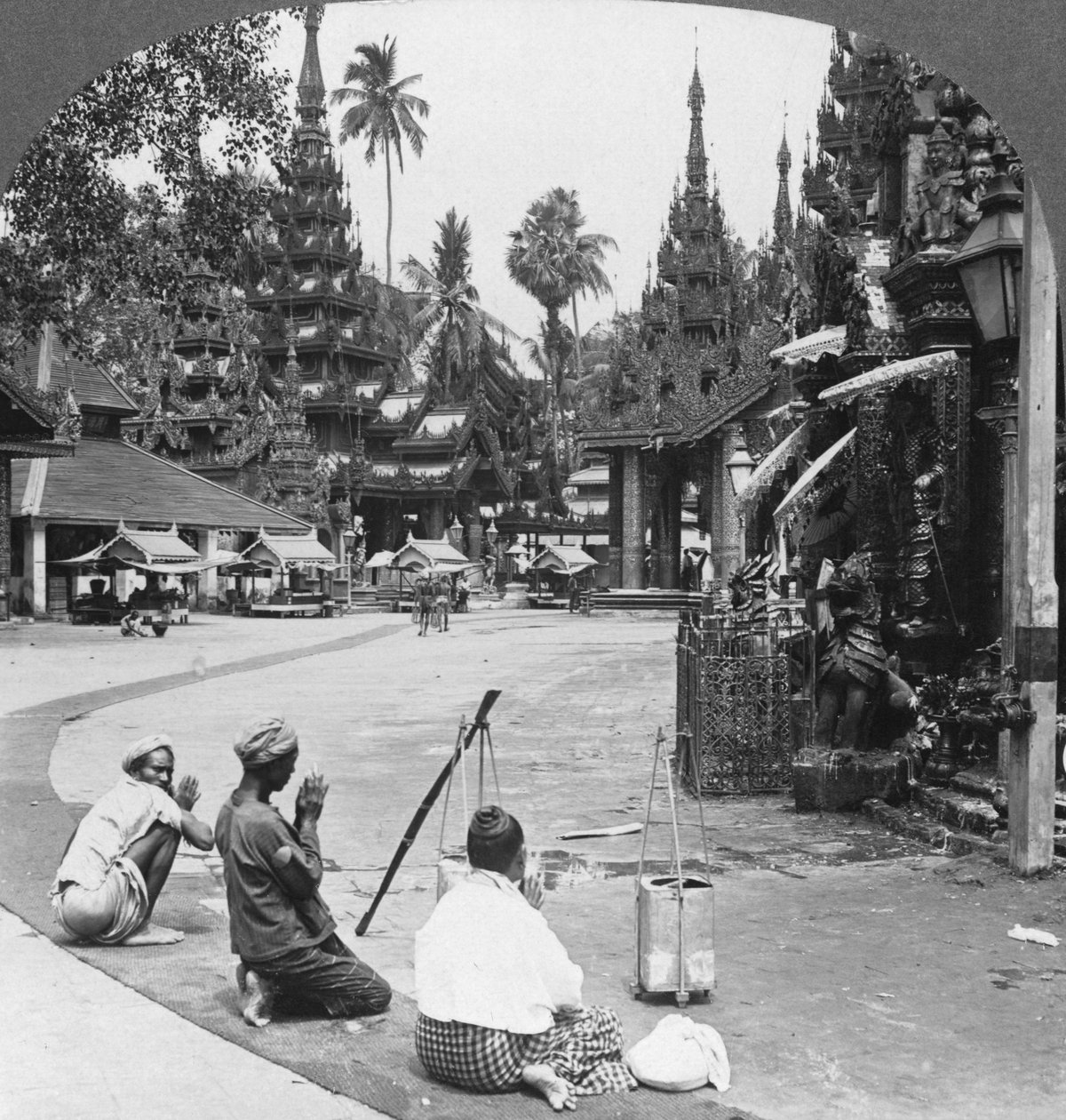Tillbedjan inför en idol, Shwedagon Pagoda, Rangoon, Burma, 1908 av Stereo Travel Co