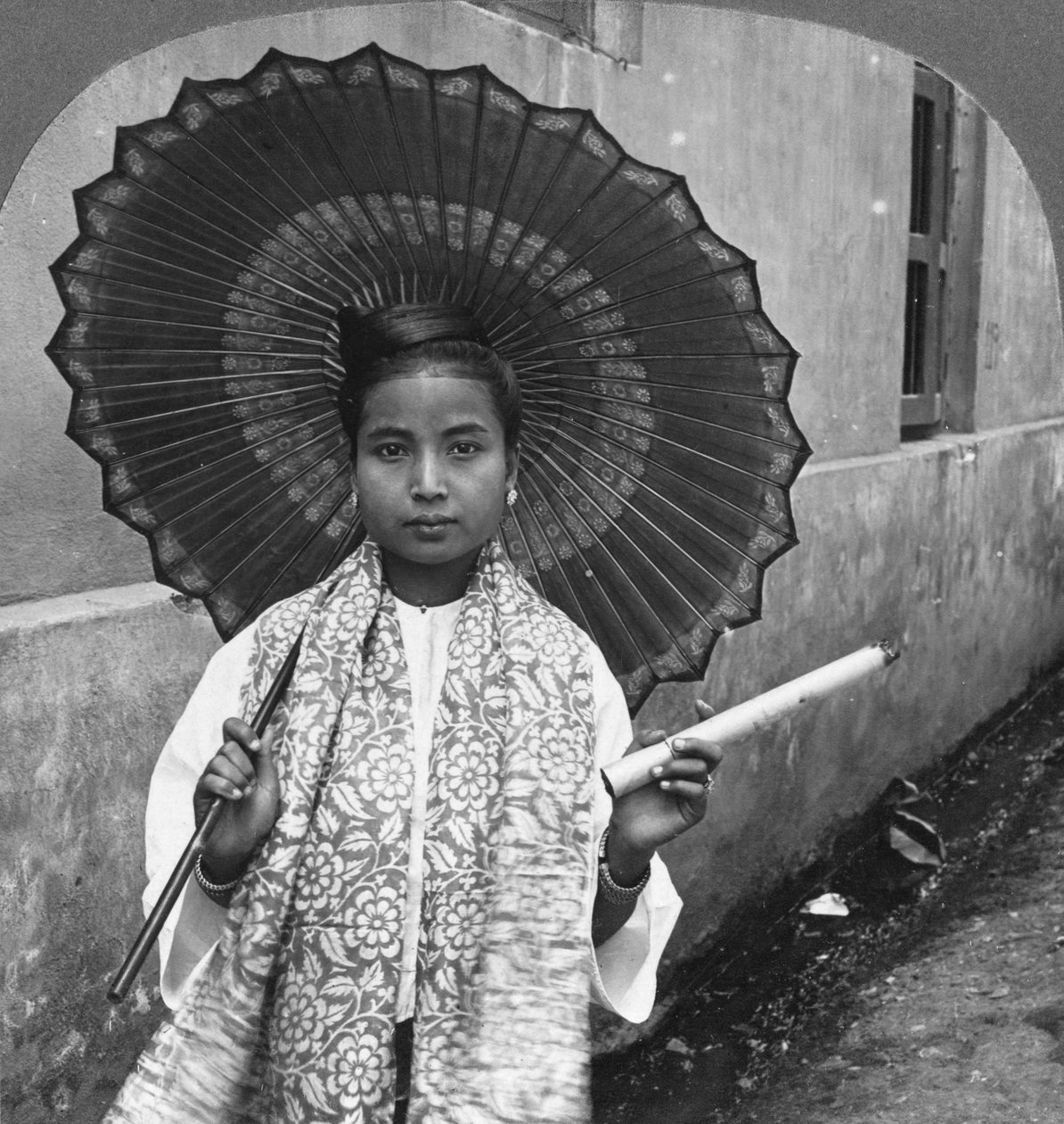 Ung burmesisk kvinna som håller en enorm cigarr, Rangoon, Burma, 1908 av Stereo Travel Co