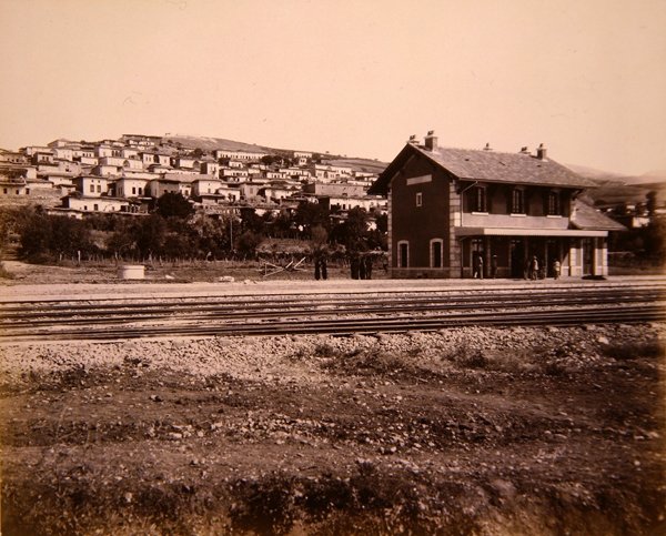 Stationshuset och byn Mallakah på järnvägslinjen Beirut till Damaskus (foto) av Studio Bonfils