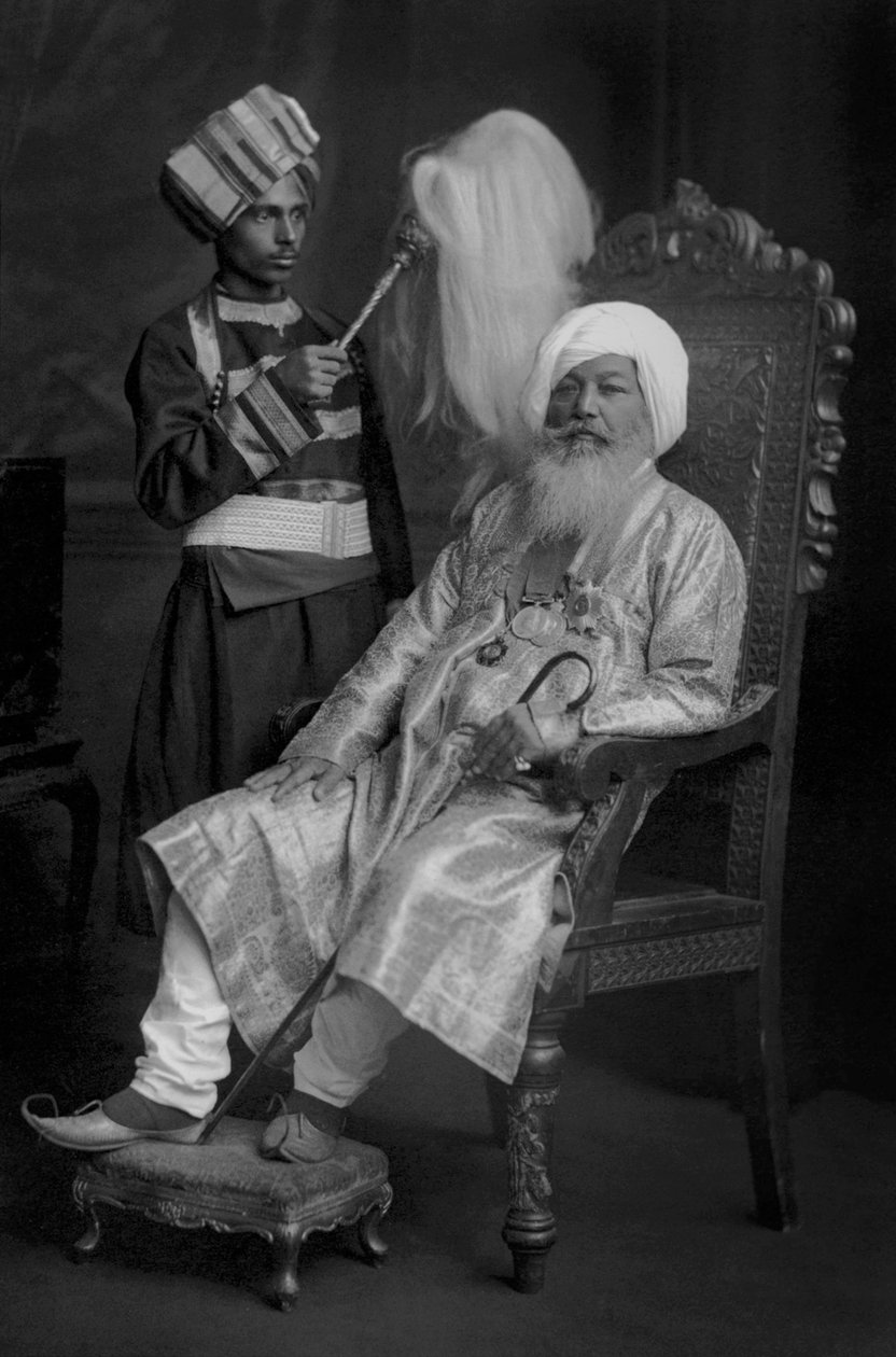 Baba Sir Khem Singh Beda med en tjänare av Studio Lafayette