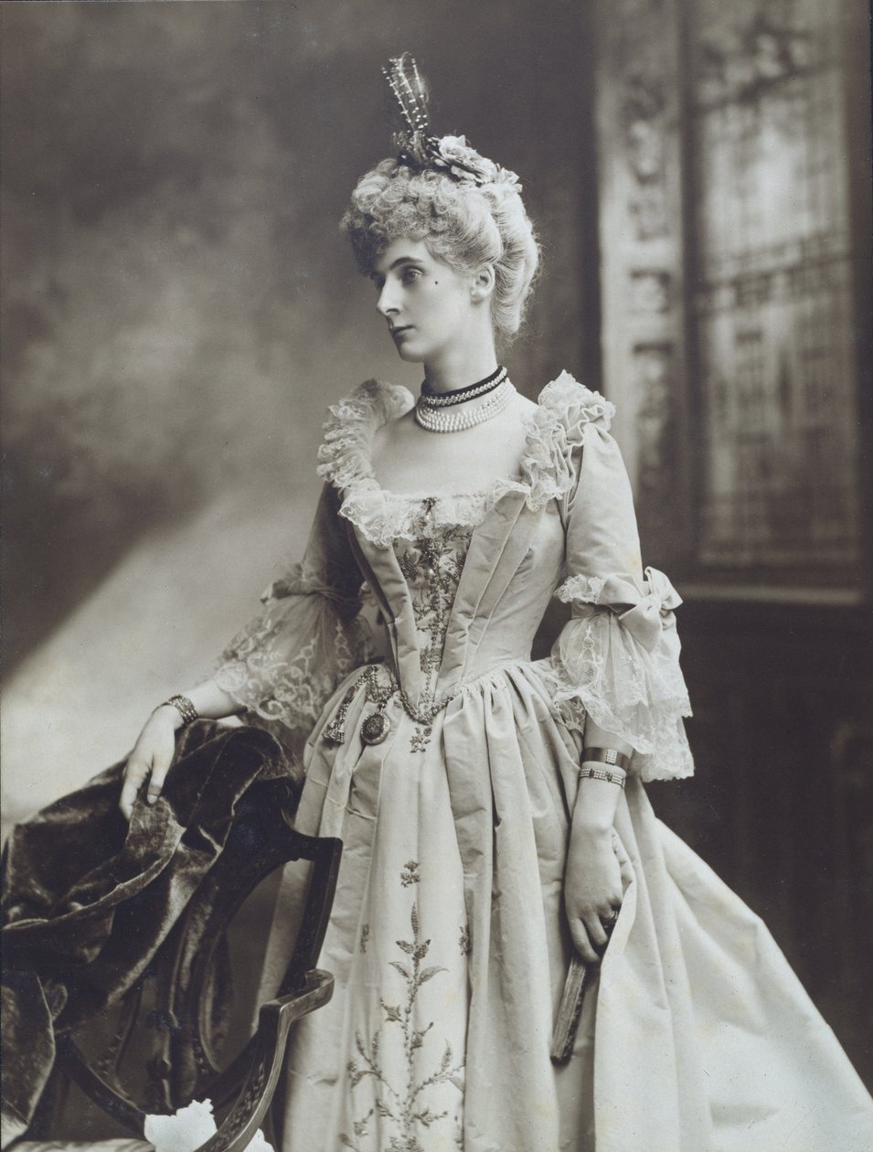 Lady Evelyn Cavendish, senare hertiginna av Devonshire, som dam vid kejsarinnan Maria Theresas hov, hertiginnan av Devonshires diamantjubileumsbal på Devonshire House av Studio Lafayette