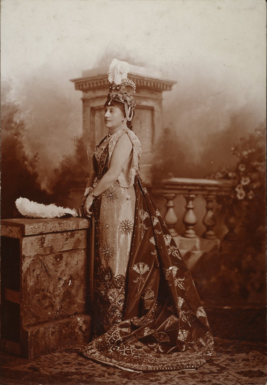 Louise, hertiginna av Devonshire, som Zenobia, drottning av Palmyra, hertiginnan av Devonshires diamantjubileumsbal i Devonshire House av Studio Lafayette