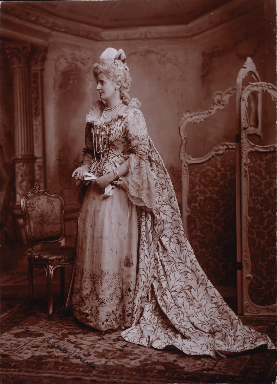 Maud, Marchione of Lansdowne, som Lady Keith, hustru till den brittiska ambassadören vid kejsarinnan Maria Theresas domstol, hertiginnan av Devonshires diamantjubileumsbal i Devonshire House av Studio Lafayette