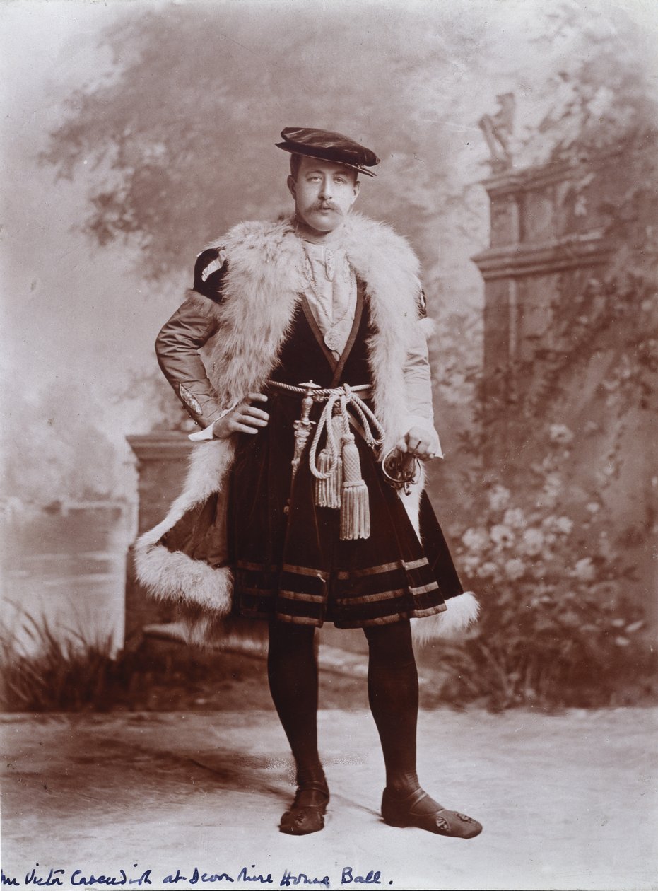 Mr Victor Cavendish, senare 9:e hertig av Devonshire, som ambassadör, efter Holbein-porträttet av Jean de Dinteville, hertiginnan av Devonshires diamantjubileumsbal i Devonshire House av Studio Lafayette