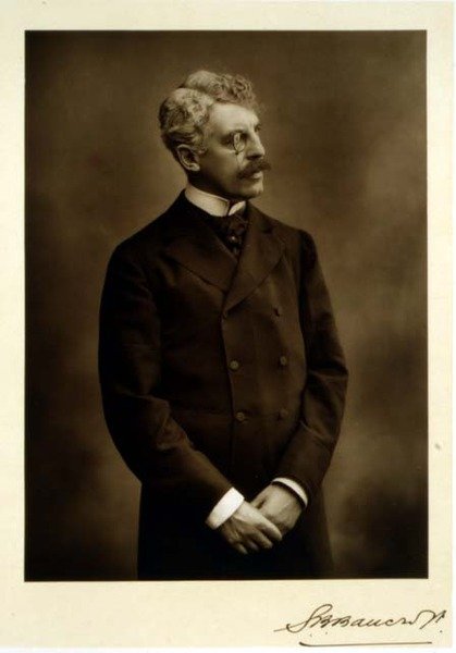 Sir Squire Bancroft (1841-1926), skådespelare och teaterchef, porträttfotografi (s/v foto) av Studio Walery