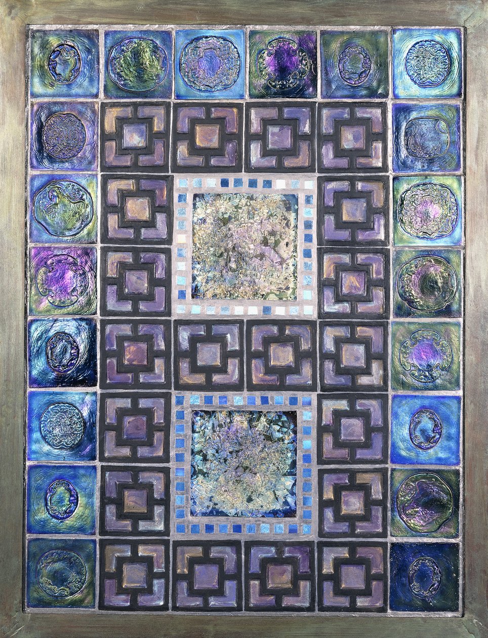 En Favrile glasplatta, gjuten med blommor och geometriska mönster, 1900-talet (Favrile glasplattor) av Studios Tiffany