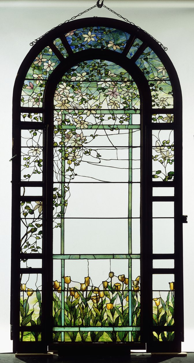Ett spaljerat fönster av blyglas som visar klematisrankor, tidigt 1900-tal (blyat glas) av Studios Tiffany