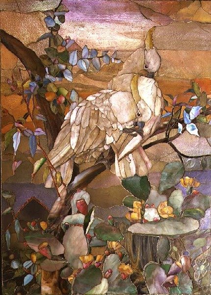 Svavelkrönta kakaduor, traditionellt tillskrivna Joseph Briggs (glasmosaik) av Studios Tiffany