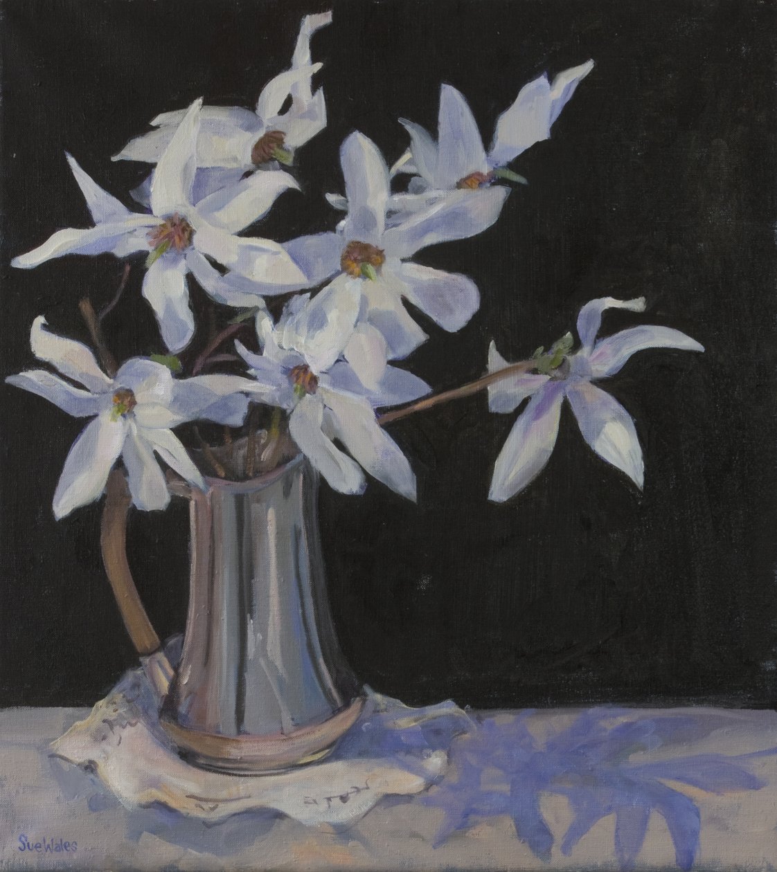 Vita magnolior i silverkanna, 2019 av Sue Wales