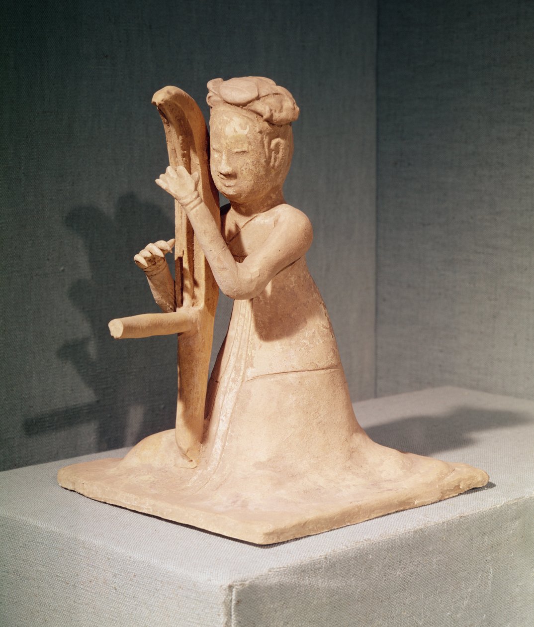 Sittande musiker som spelar en harpa (målad terrakotta) av Sui Dynasty Chinese School