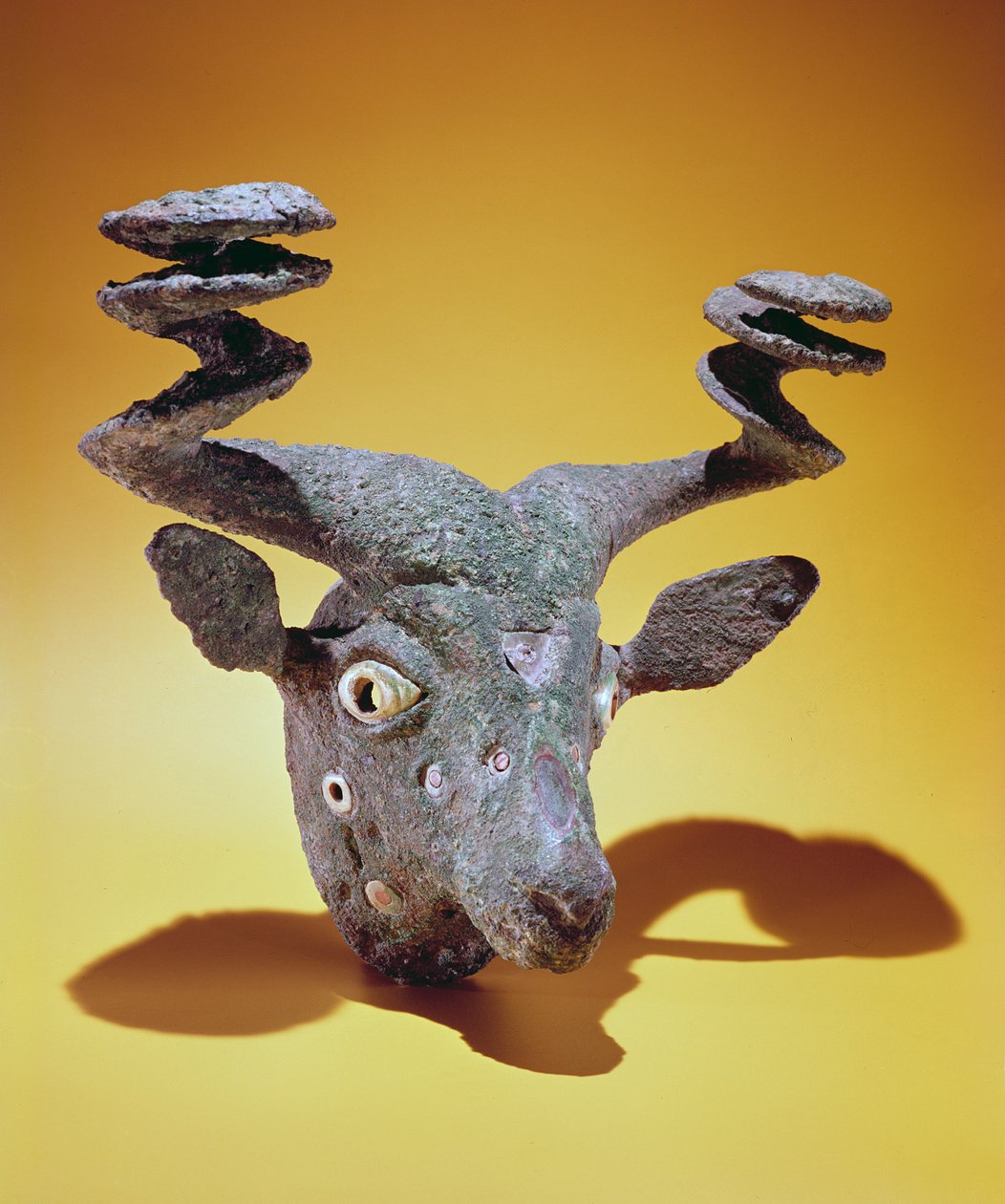 Head of a Bull, från Irak, ca 2000 f.Kr. (brons och skal) av Sumerian