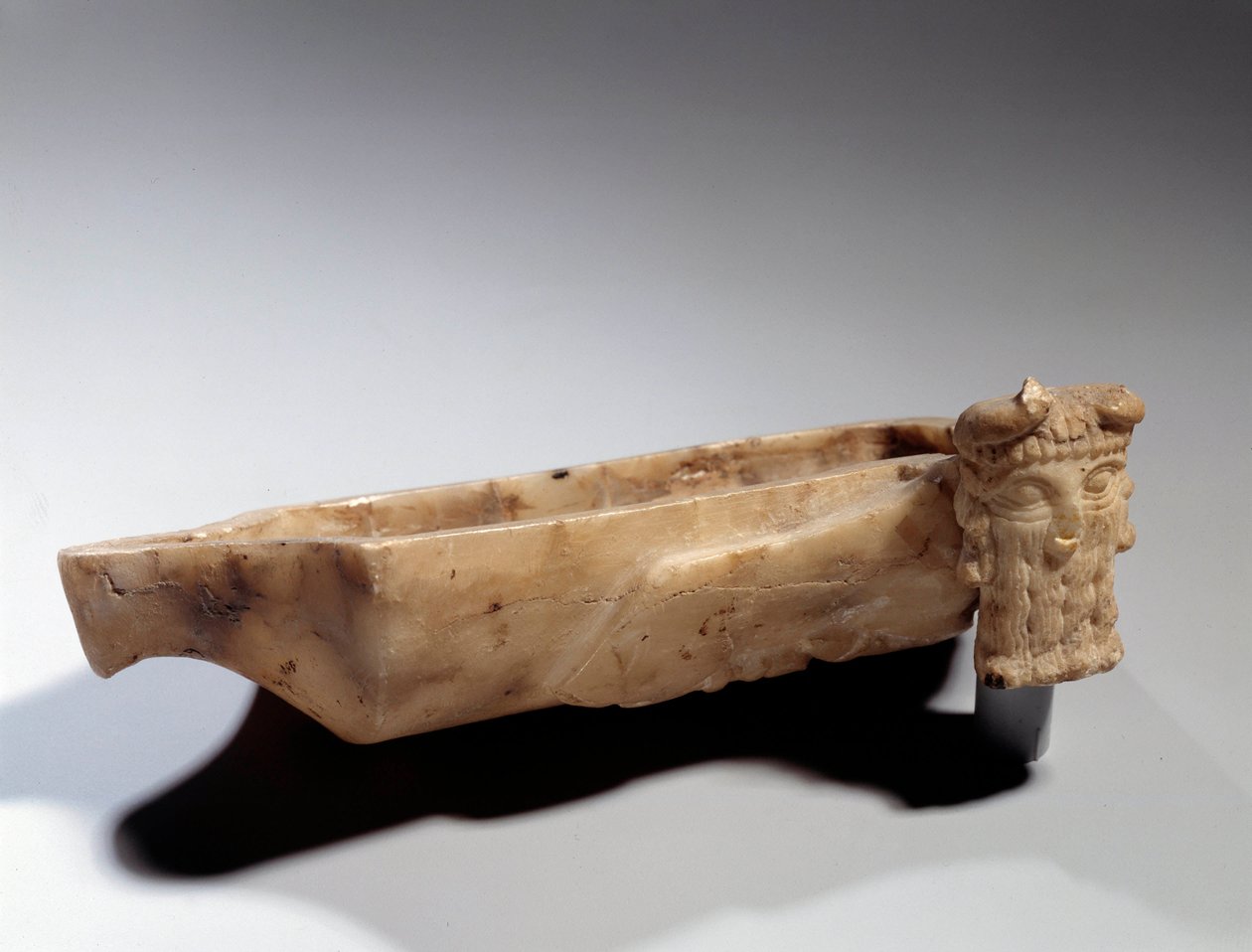 Art of Mesopotamia: Lampa dekorerad med en androcefal tjur (i albatre) sumerisk period (cirka 2400 f.Kr.). Paris, Louvren av Sumerian Mesopotamian School