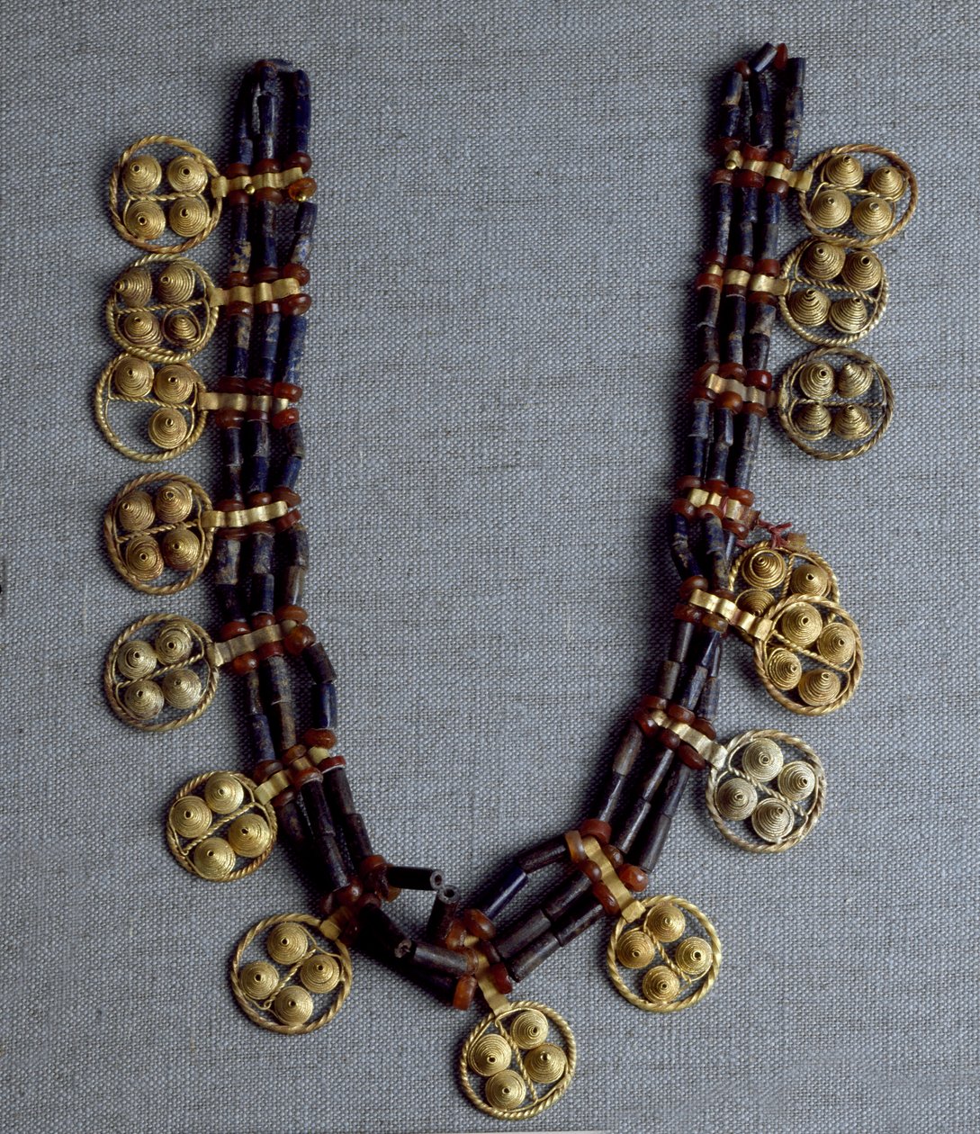 Sumerian Art: halsband med guldhängen och lapis lazuli pärlor som används för bröllopet. Från de kungliga gravarna på platsen Ur. 2600-2500 f.Kr. Dämpa. 41 cm National Iraq Museum Bagdad av Sumerian Sumerian