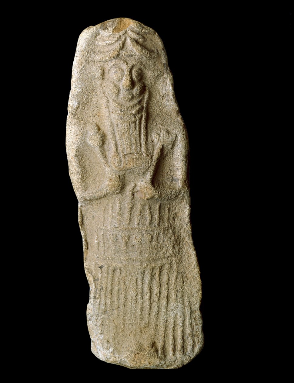 Sumerisk konst: krigarguden med öronen av boskap representerar lögner i hans kista, förmodligen den mesopotamiska guden Dumuzi. Terrakotta skulptur. Från Diqdiqqes webbplats. Dämpa. 12 cm Bagdad, National Iraq Museum av Sumerian Sumerian