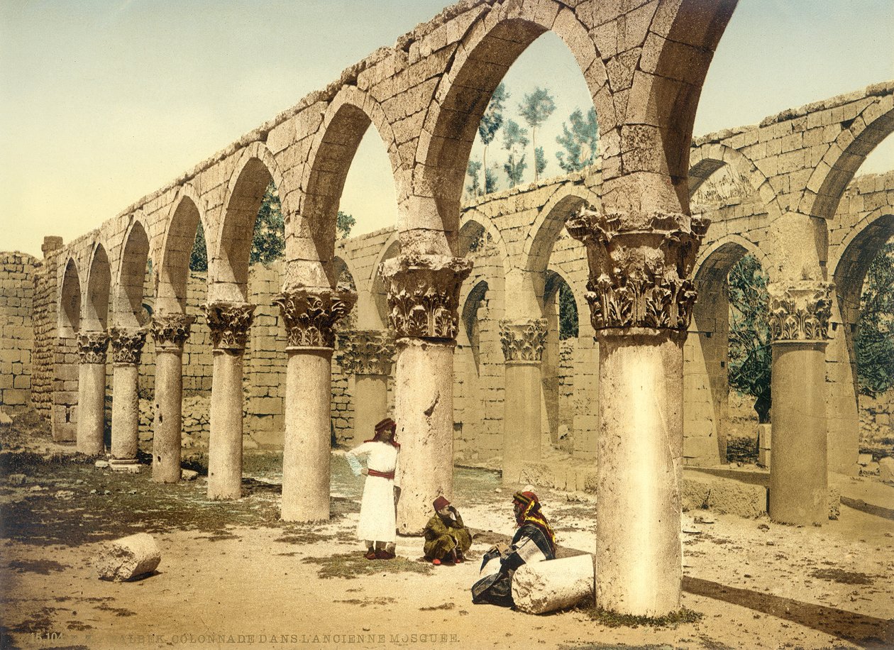 Forntida moské, Baalbek, ca 1880-1900 (fotokrom) av Swiss Photographer