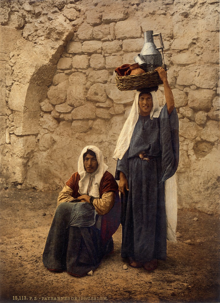 Arabiska kvinnor som bär mjölkburkar, Jerusalem, ca 1880-1900 (fotokrom) av Swiss Photographer