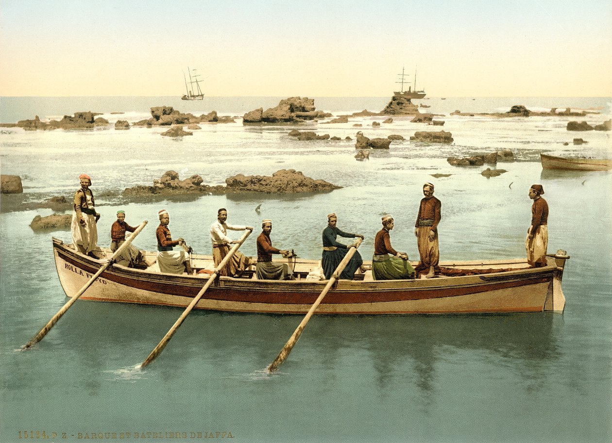 Båt med människor som ror i hamnen i Jaffa, ca 1880-1900 (fotokrom) av Swiss Photographer