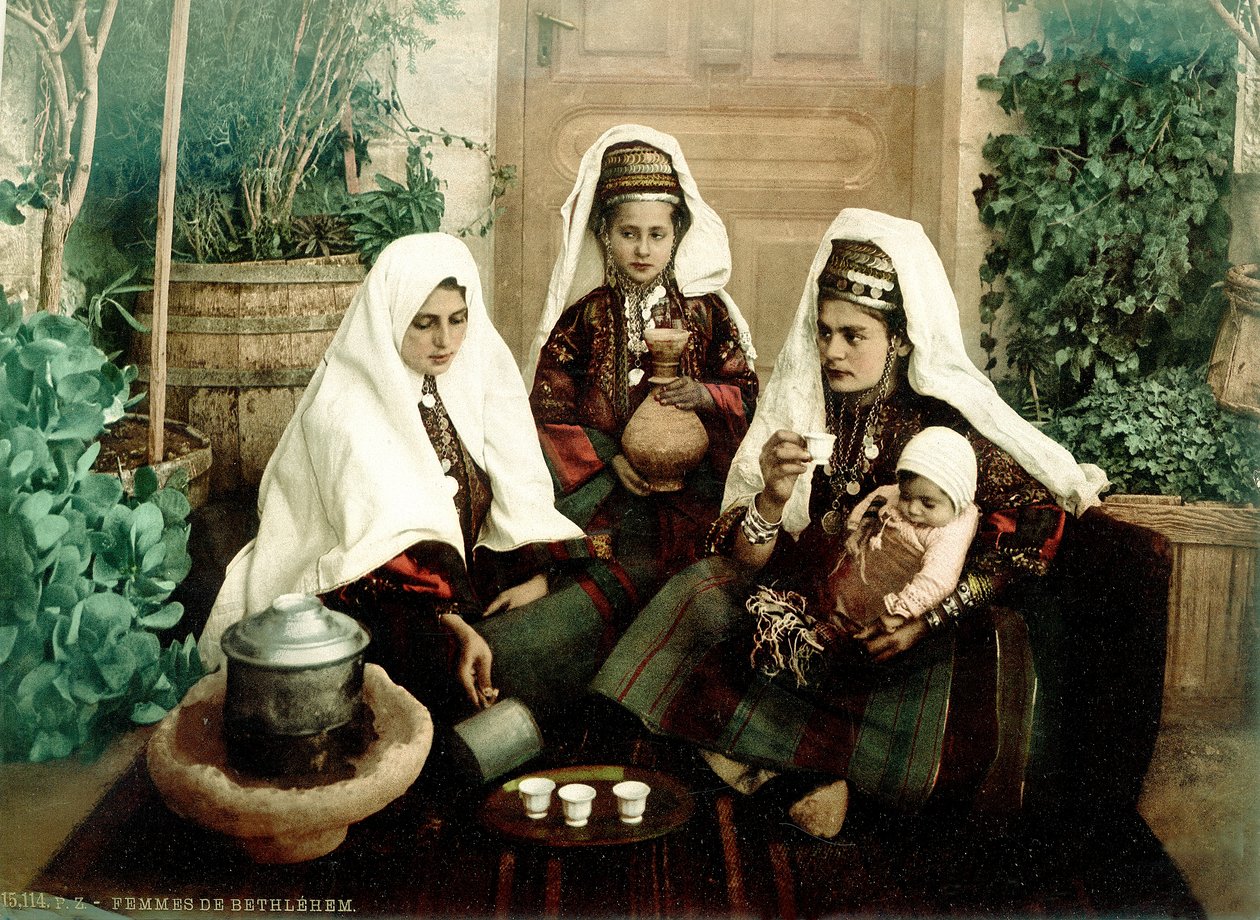 Grupp arabiska kvinnor från Betlehem som dricker kaffe, ca 1880-1900 (fotokrom) av Swiss Photographer