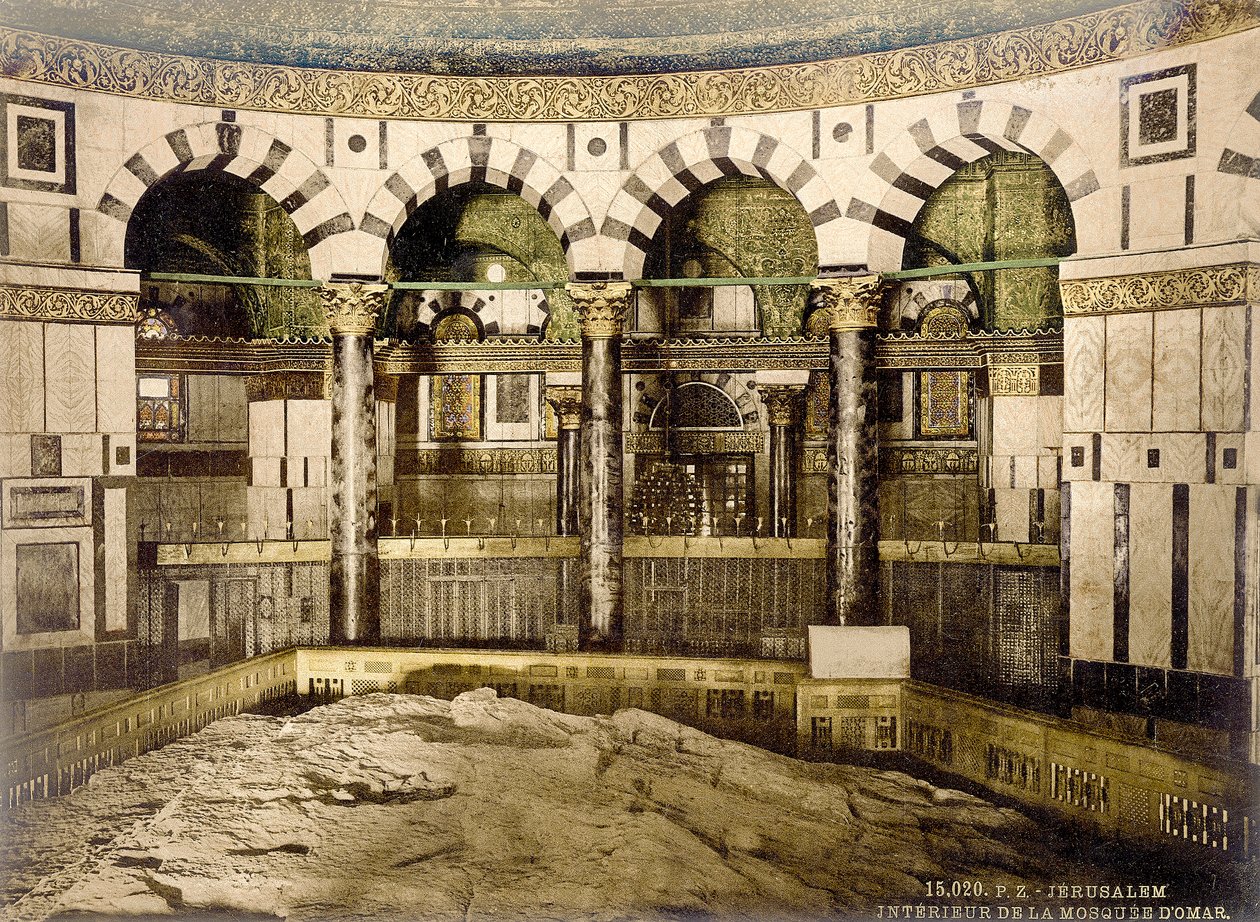 Interiör av Klippdomen i Jerusalem med utsikt över klippan, ca 1880-1900 (fotokrom) av Swiss Photographer