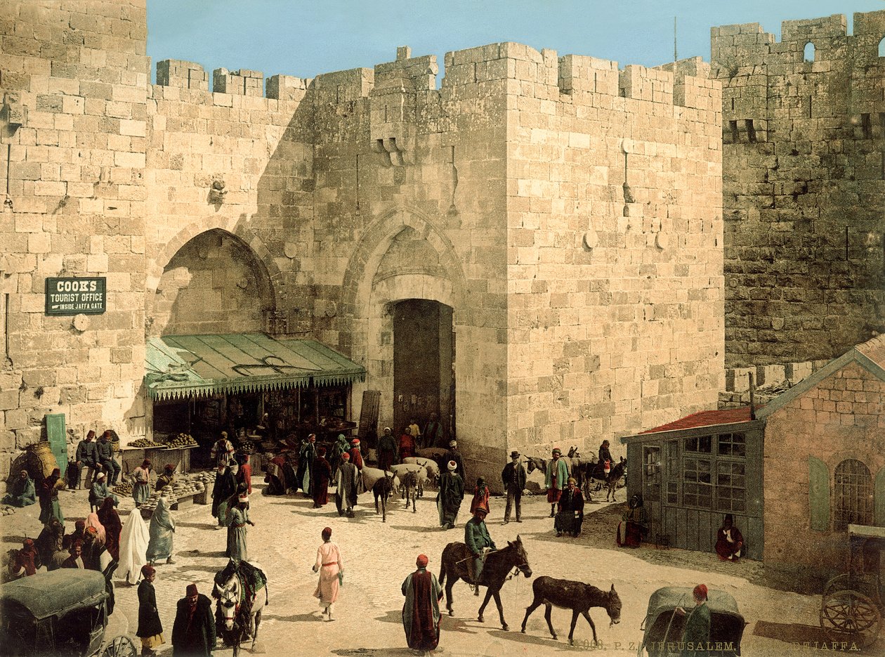 Jaffa-porten, från utanför murarna med åsnor och människor framför porten, ca 1880-1900 (fotokrom) av Swiss Photographer