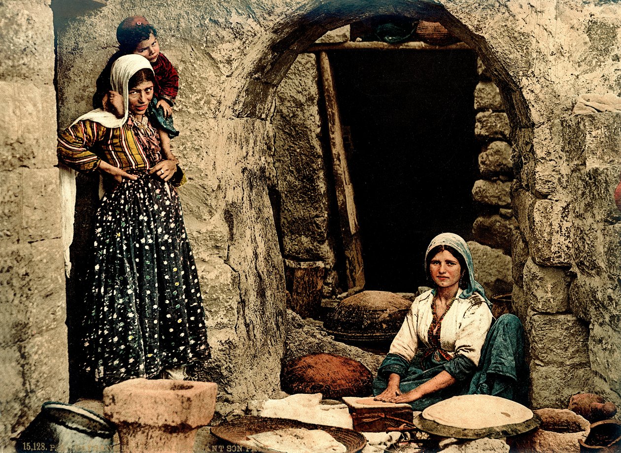 Libanesiska kvinnor bakar bröd framför sitt hus, ca 1880-1900 (fotokrom) av Swiss Photographer